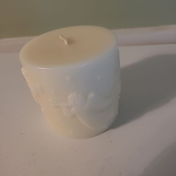 Small Pillar Angel Candle - Picture 2 of 7